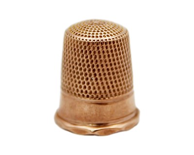 Lot 178 - A George VI 9k rose gold thimble by James Swan & Son.