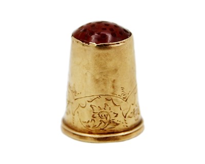 Lot 179 - A Swedish 18k thimble with a carnelian set top.