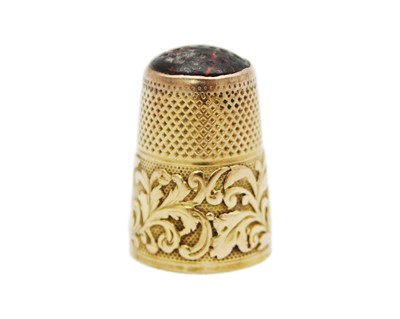 Lot 155 - A continental high-purity gold with inset hardstone top.