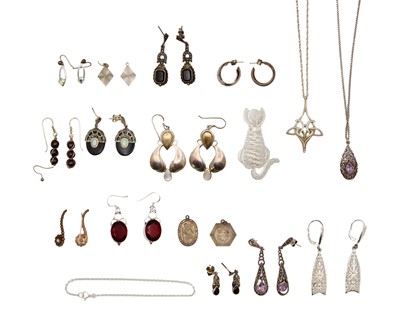 Lot 14 - A selection of silver jewellery items.