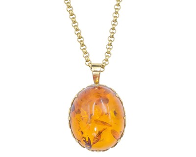 Lot 5 - An 18k gold amber pendant on a belcher chain.