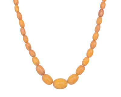 Lot 4 - A butterscotch amber graduated bead necklace.
