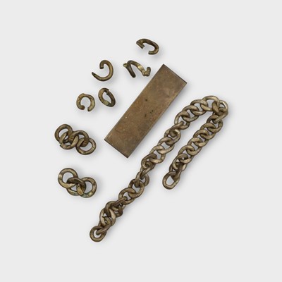 Lot 147 - A silver curb link chain with an ingot.