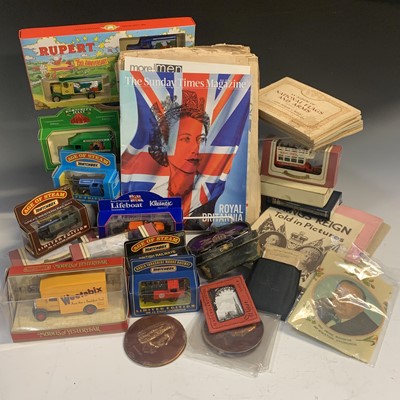 Lot 543 - Diecast Toys & Misc: A selection of die cast...