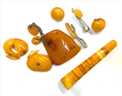 Lot 2515 - Amber jewellery 76gm