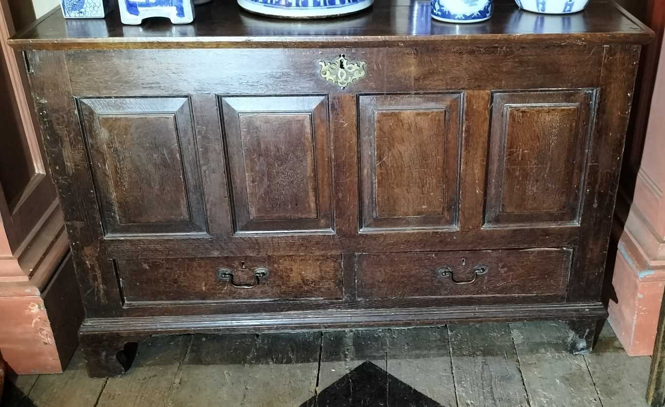 Lot 46 - An oak mule chest.