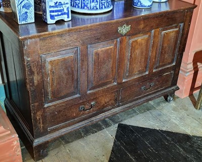 Lot 46 - An oak mule chest.