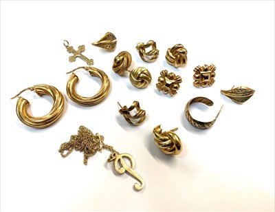 Lot 2476 - 9ct gold earrings and pendants 12.3gm