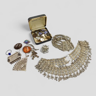 Lot 140 - A selection of silver and costume jewellery items.