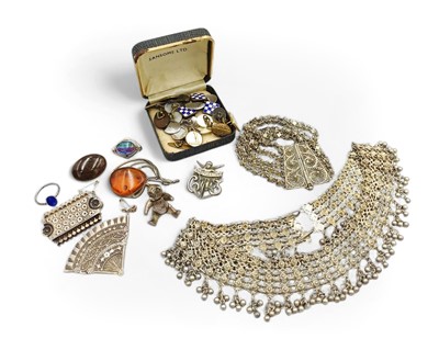 Lot 112 - A selection of silver and costume jewellery items.