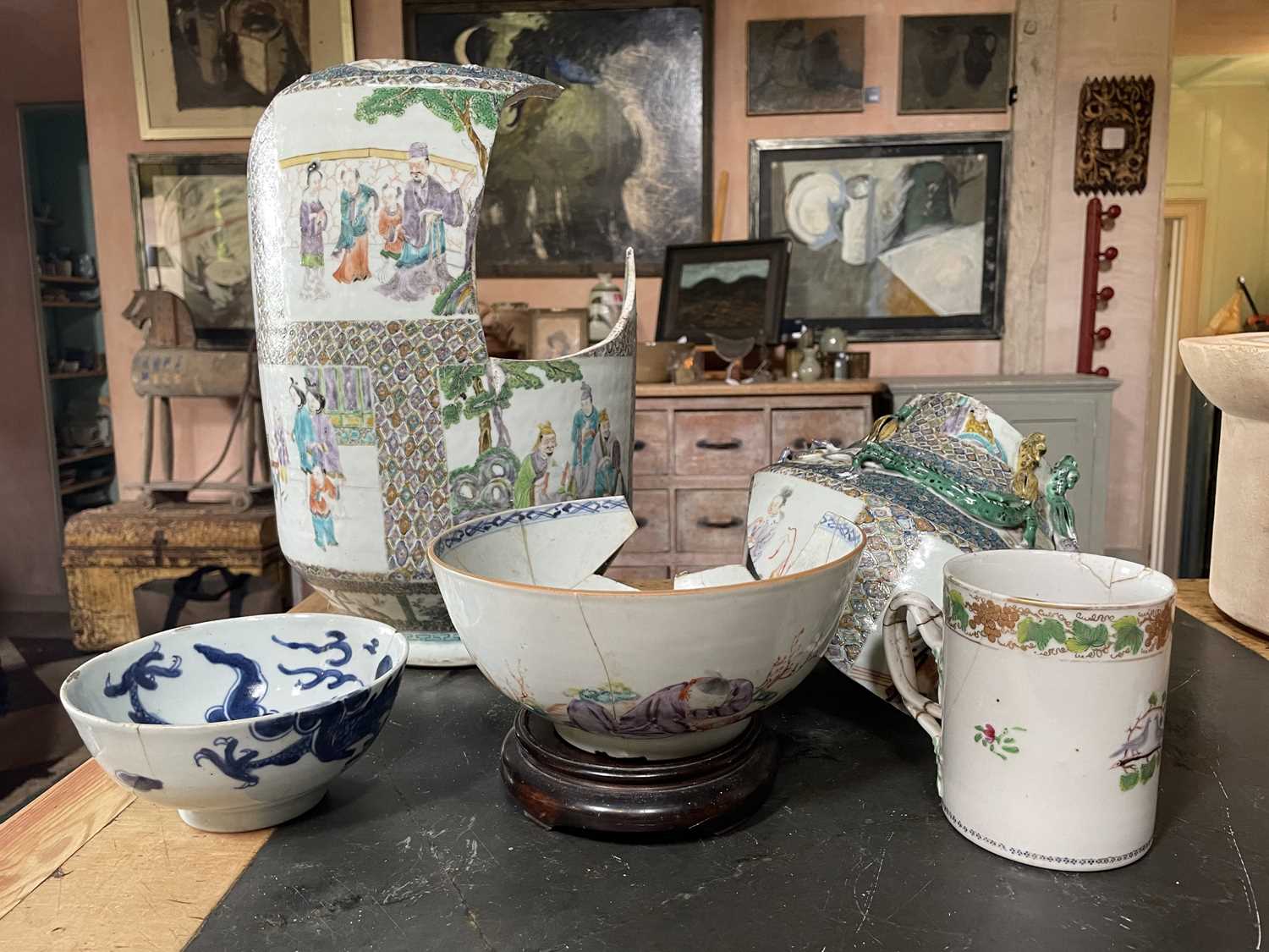 Lot 62 - A Chinese export porcelain mug.