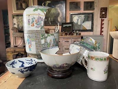 Lot 62 - A Chinese export porcelain mug.