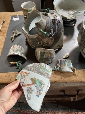 Lot 62 - A Chinese export porcelain mug.