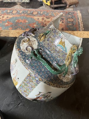 Lot 62 - A Chinese export porcelain mug.