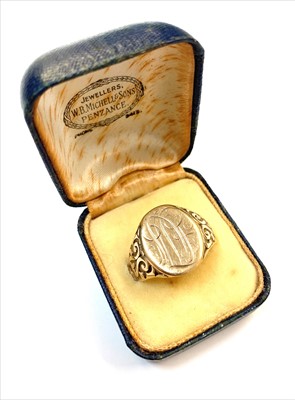 Lot 2504 - A gold signet ring 7.5gm