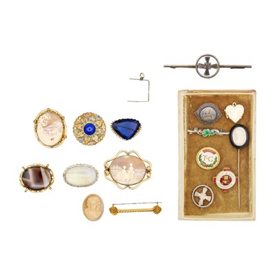 Lot 54 - A selection of costume jewellery.