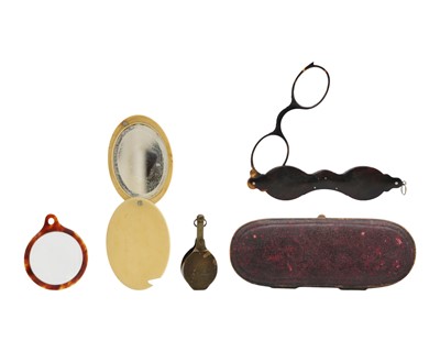 Lot 208 - A selection of optical items.