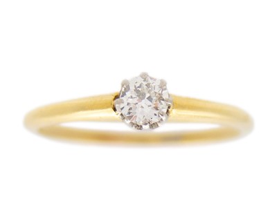 Lot 34 - An 18k gold diamond solitaire ring.