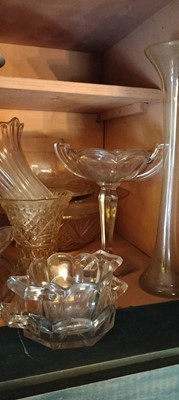 Lot 88 - Two shelves of assorted glassware.