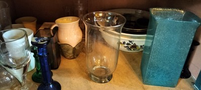 Lot 88 - Two shelves of assorted glassware.