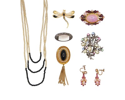 Lot 22 - A selection of costume jewellery items.