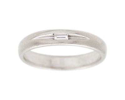Lot 51 - An 18k white gold ring, set with a baguette-cut diamond.
