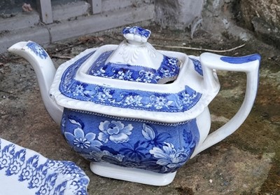 Lot 96 - A blue and white pottery comport.