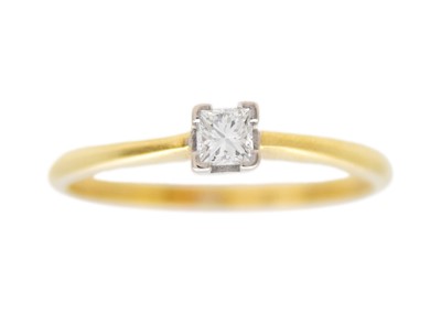 Lot 53 - An 18k gold diamond solitaire ring.
