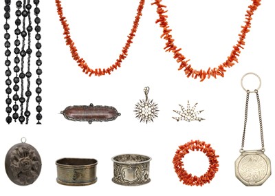 Lot 39 - An assortment of costume jewellery with two silver napkin rings.