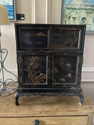 Lot 305 - Japanese cabinet