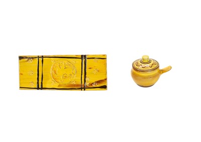 Lot 421 - A Winchcombe pot and cover by Charlie Tustin.