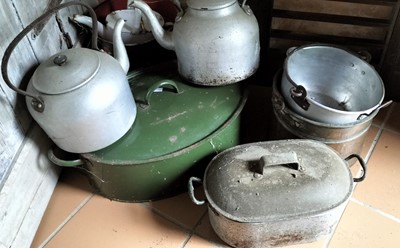 Lot 556 - Domestic metalwares