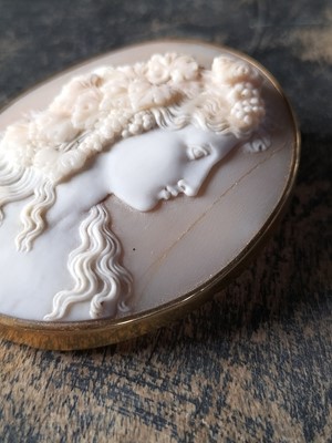 Lot 128 - An oval cameo brooch.