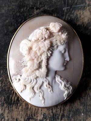 Lot 128 - An oval cameo brooch.