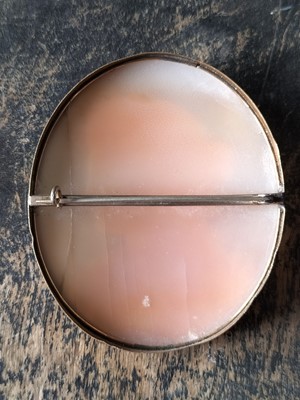 Lot 128 - An oval cameo brooch.