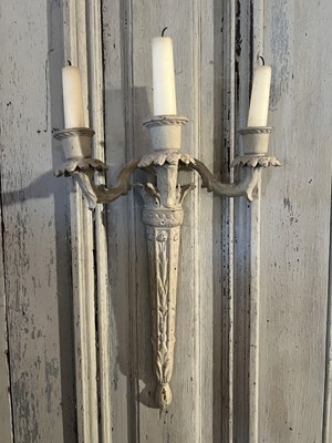 Lot 407 - A pair of wall lights