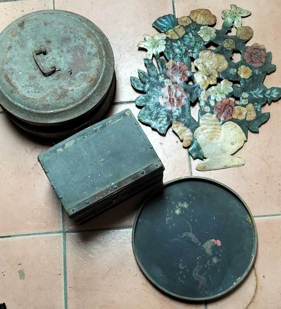 Lot 575 - Painted metal flower display