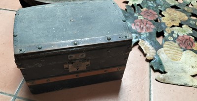 Lot 575 - Painted metal flower display