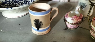 Lot 148 - A small mochaware mug.