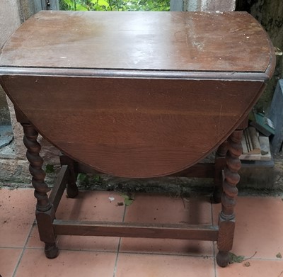 Lot 584 - Table