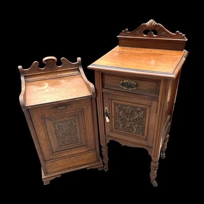 Lot 130 - An oak coal purdonium and a bedside cabinet.