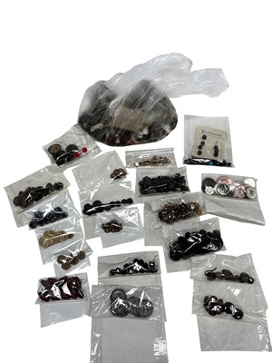 Lot 47 - Antique and vintage buttons, a nice collection.