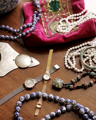 Lot 178 - An assortment of costume jewellery.