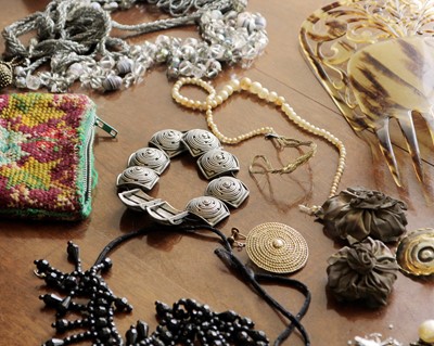 Lot 183 - An assortment of costume jewellery.