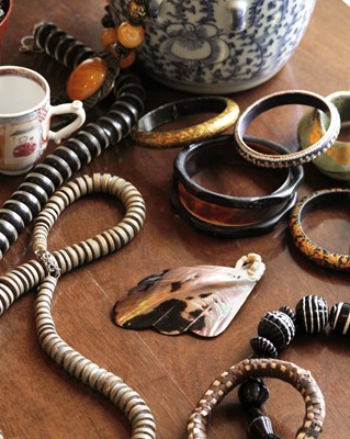 Lot 184 - An assortment of costume jewellery.