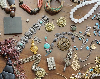 Lot 186 - An assortment of costume jewellery.