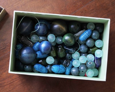 Lot 187 - An assortment of costume jewellery beads.