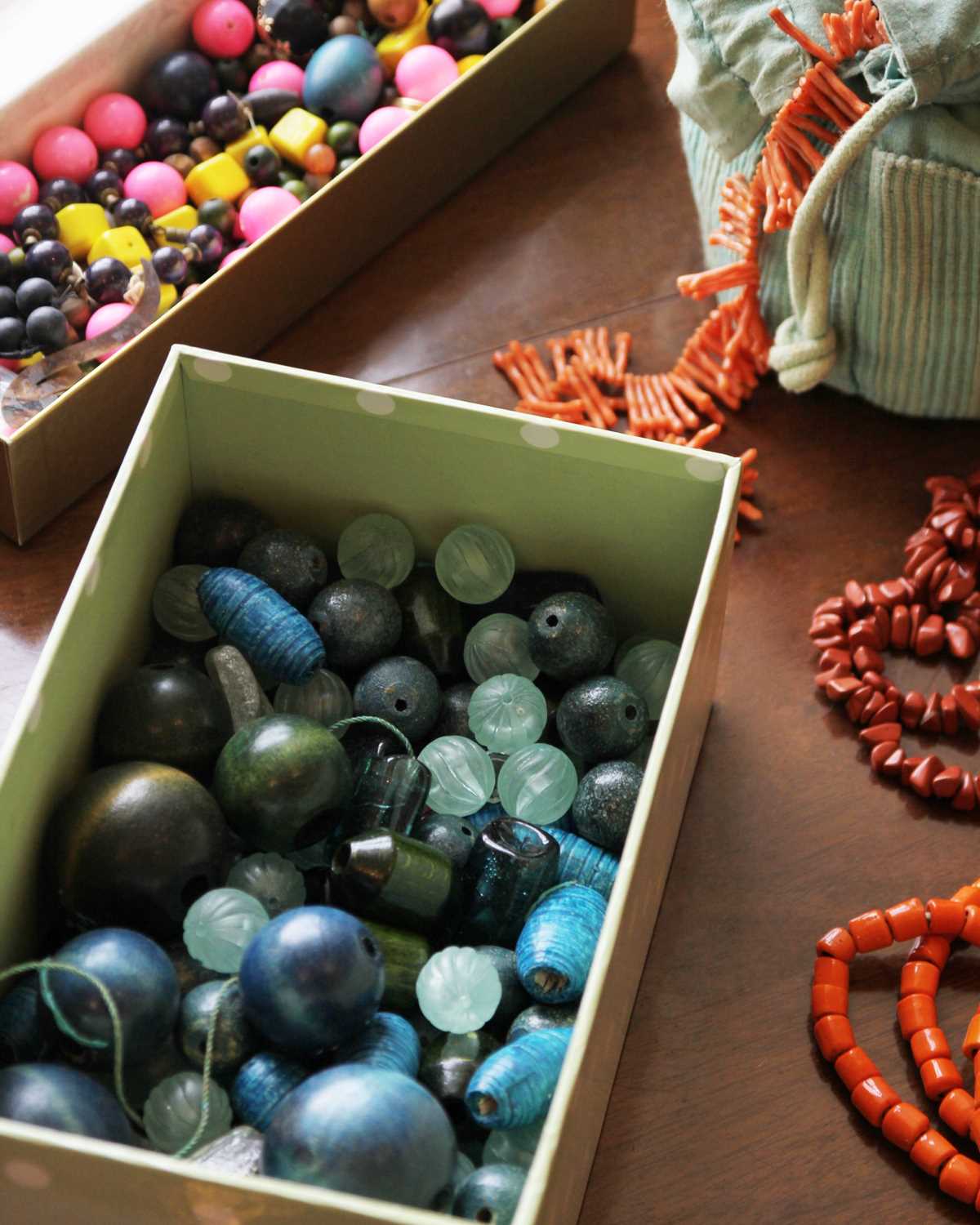 Lot 187 - An assortment of costume jewellery beads.