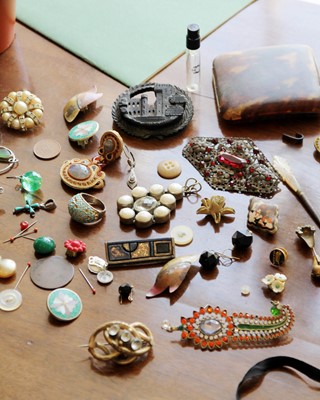 Lot 190 - A selection of silver and costume jewellery items.