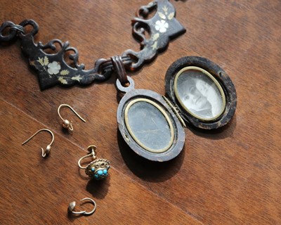 Lot 191 - An assortment of jewellery items.